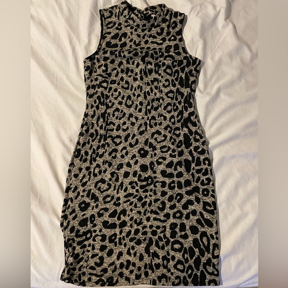 Gilli size medium knit animal print dress
